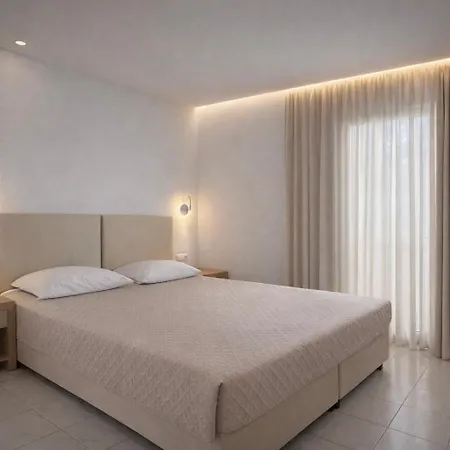 Golden Sun מלון דירות 2*